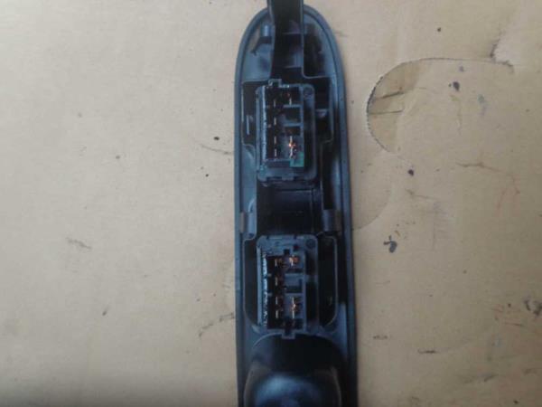 BOUTON LEVE VITRE PEUGEOT 307 ( 2VITRES ) - Vue 2